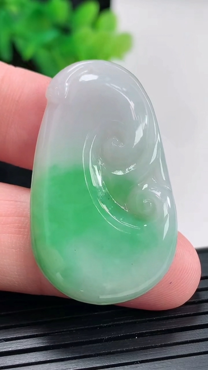 天然A货翡翠如意吊坠，尺寸41-24-4重量:8.38g
4月23日