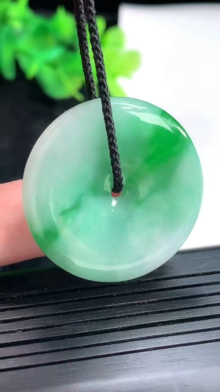 天然A货翡翠平安扣吊坠，尺寸32-5.5重量:13.06g
4月23日