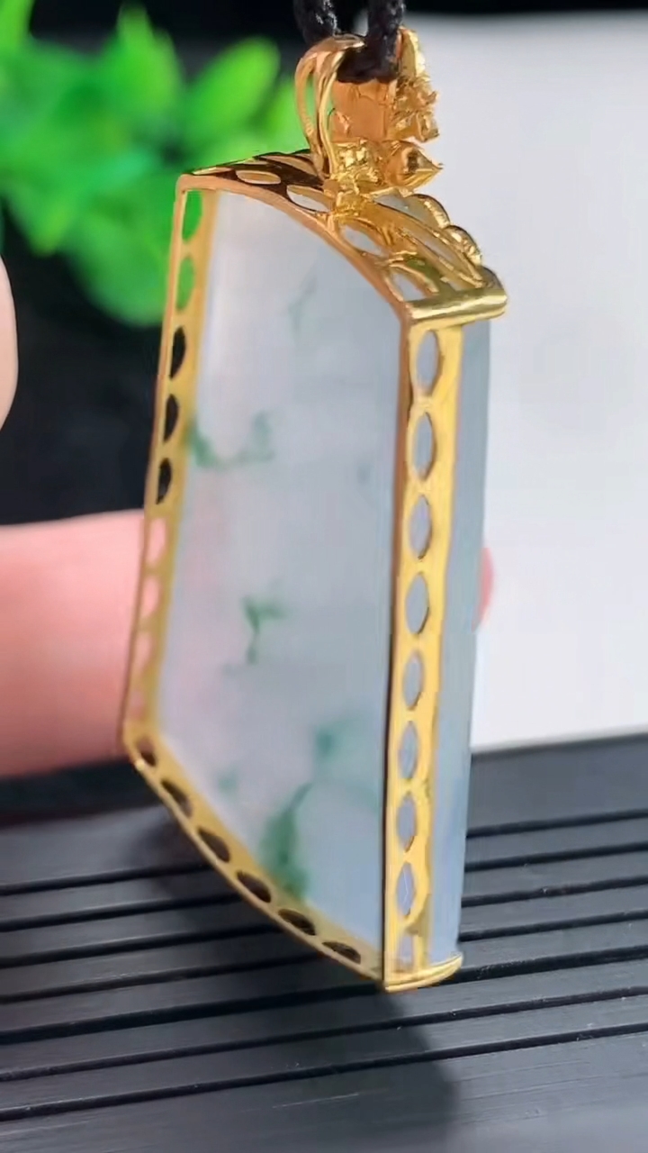 天然A货翡翠种紫罗兰飘花无事牌吊坠，尺寸48-27-5.5，裸石40-27重量:12.38g
4月23日