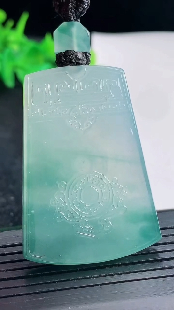 天然A货翡翠种飘花仿古无事牌吊坠，尺寸46-32.6-5.2重量:27.31g
4月23日