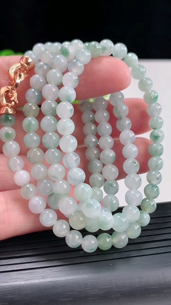 天然A货翡翠飘花圆珠项链，尺寸5.6-116颗重:36.06g974月23日
工厂直销收藏佳品,种好水足，色泽均匀，有种有色，上手高大气！