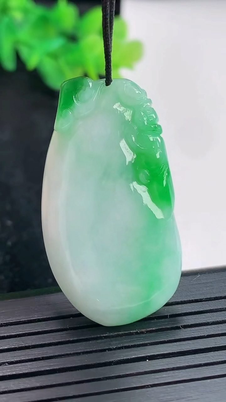 天然A货翡翠福瓜吊坠，尺寸41-22-6.8重量:13.90g
4月23日
