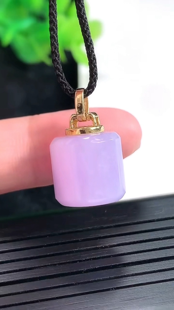 天然A货翡翠18k金紫罗兰路路通吊坠，尺寸12.5-13.5重量:6.54g
4月23日