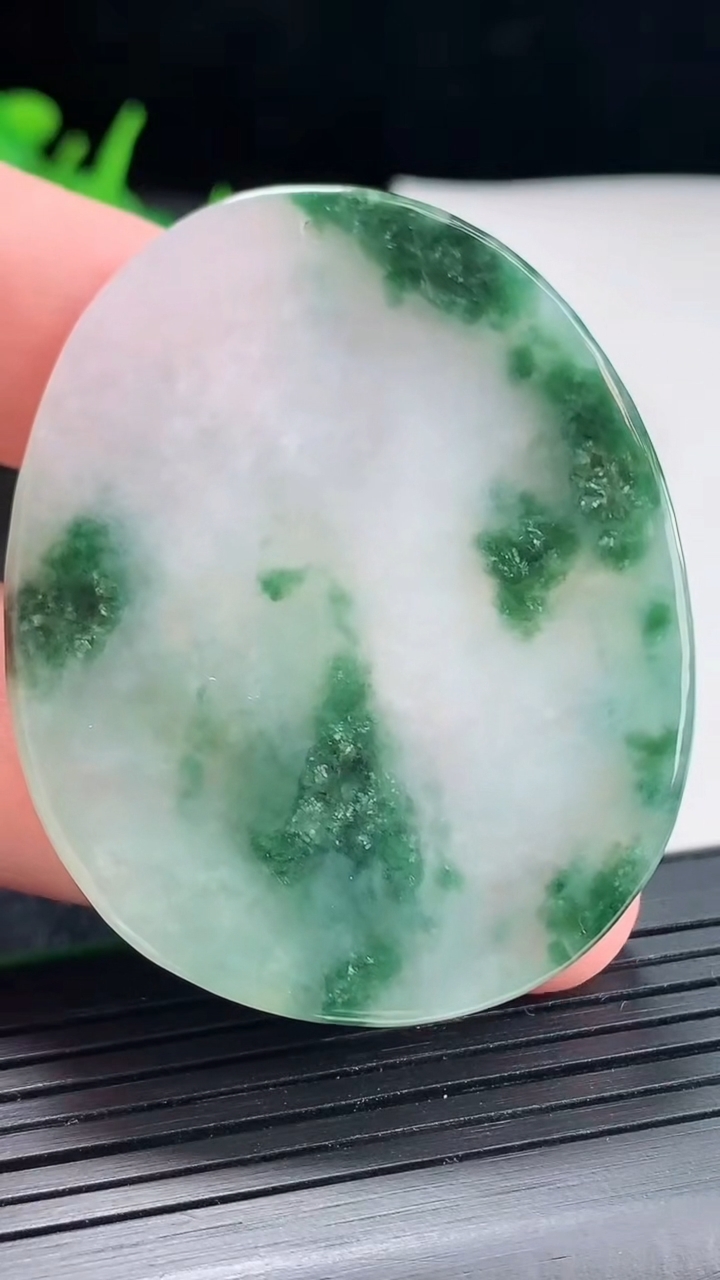 天然A货翡翠飘花普贤菩萨吊坠，尺寸51-41-5.8重量:26.19g
4月23日