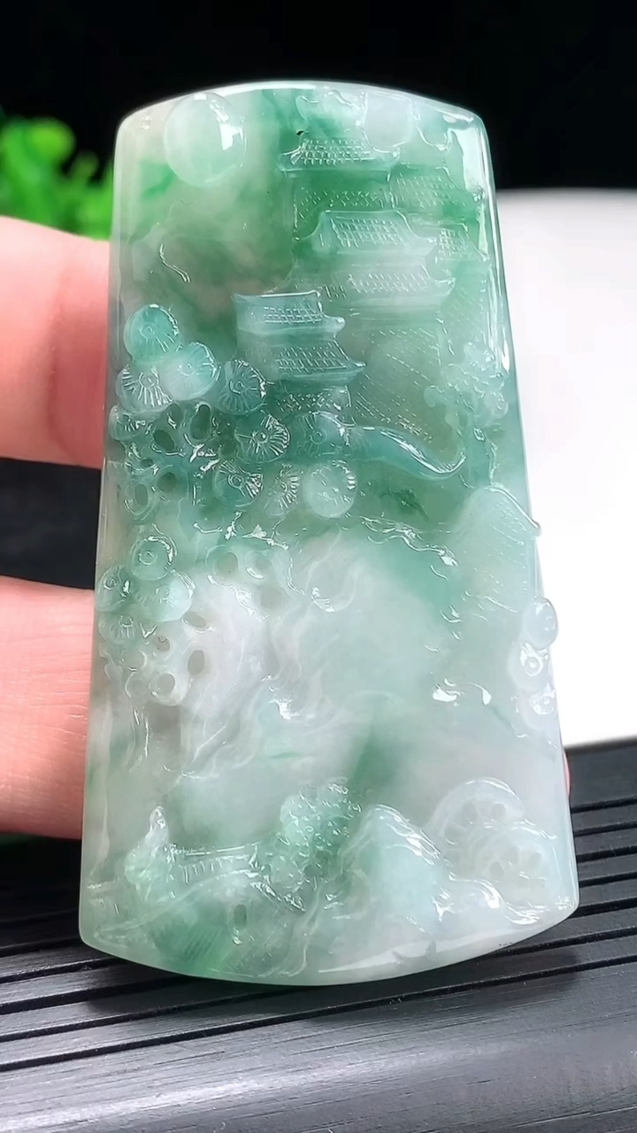 天然A货翡翠牌吊坠，尺寸64-35.5-5重量:25.24g
4月23日