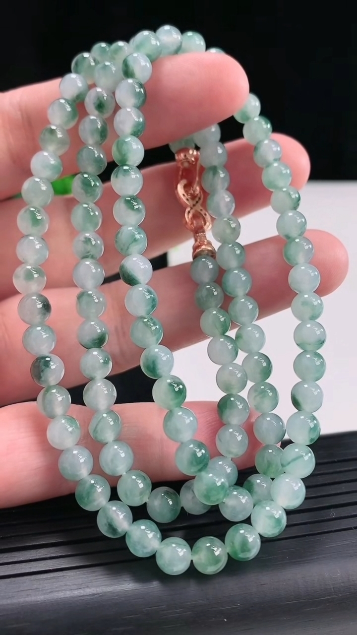 天然A货翡翠飘花圆珠项链，尺寸5.5-108颗重量:37.07g4月23日
工厂直销收藏佳品,种好水足，色泽均匀，有种有色，上手高大气！