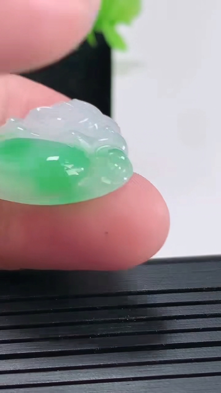 天然A货翡翠佛公吊坠，尺寸25-28-5.5重量:6.12g
4月23日