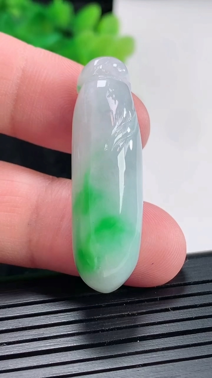 天然A货翡翠福瓜吊坠，尺寸41-12-9.6重量:10.58g
4月23日