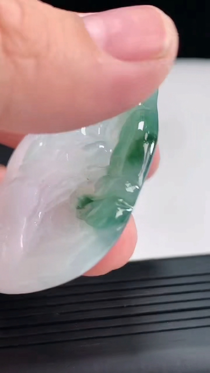 天然A货翡翠飘花普贤菩萨吊坠，尺寸65-40-5重量:28.83g
4月23日