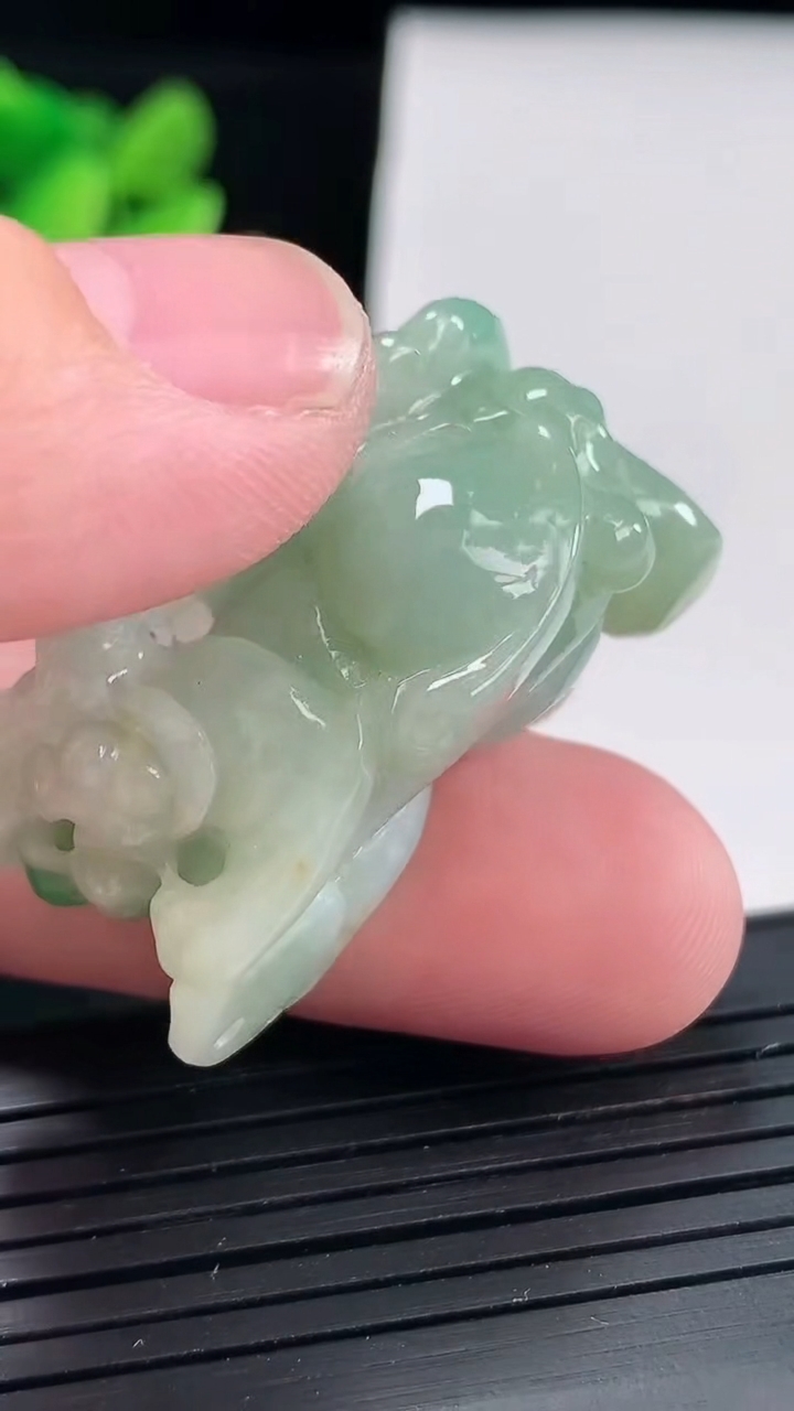 天然A货翡翠貔貅吊坠，尺寸39-18-18重:25.94g635
4月24日