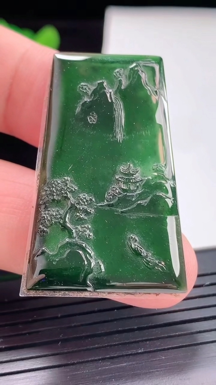 天然A货翡翠山水牌吊坠，尺寸40-25-2.8重:3.97g635
4月24日