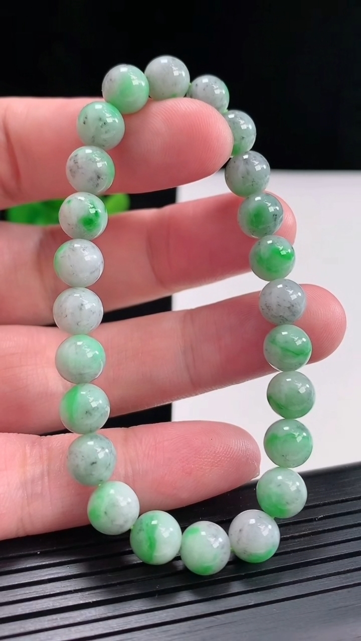 天然A货翡翠圆珠手串，尺寸8-24颗，重:19.74g7704月24日
工厂直销收藏佳品,种好水足，