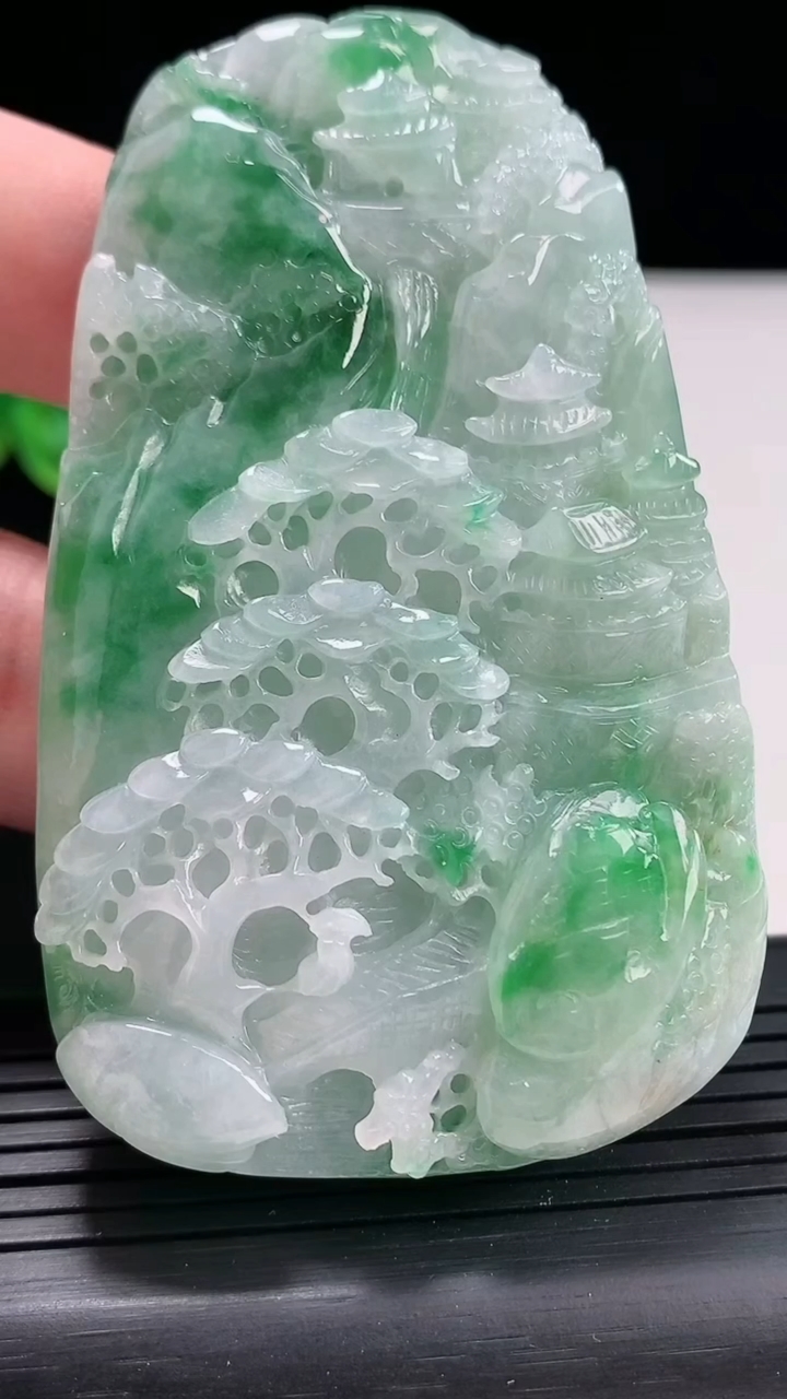 天然A货翡翠山水牌吊坠，尺寸76-46.5-13.2重:86.05g99
4月24日