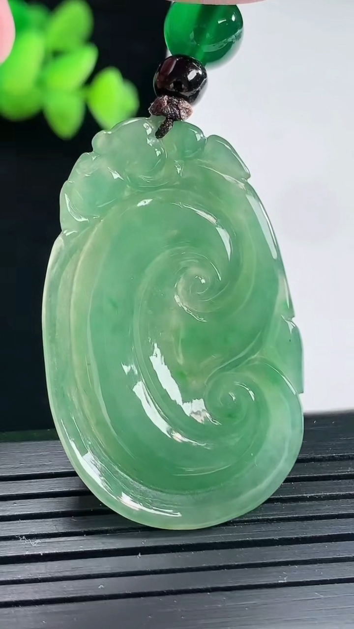 天然A货翡翠如意吊坠，尺寸42.1-26-5.5重:9.88g474
4月24日