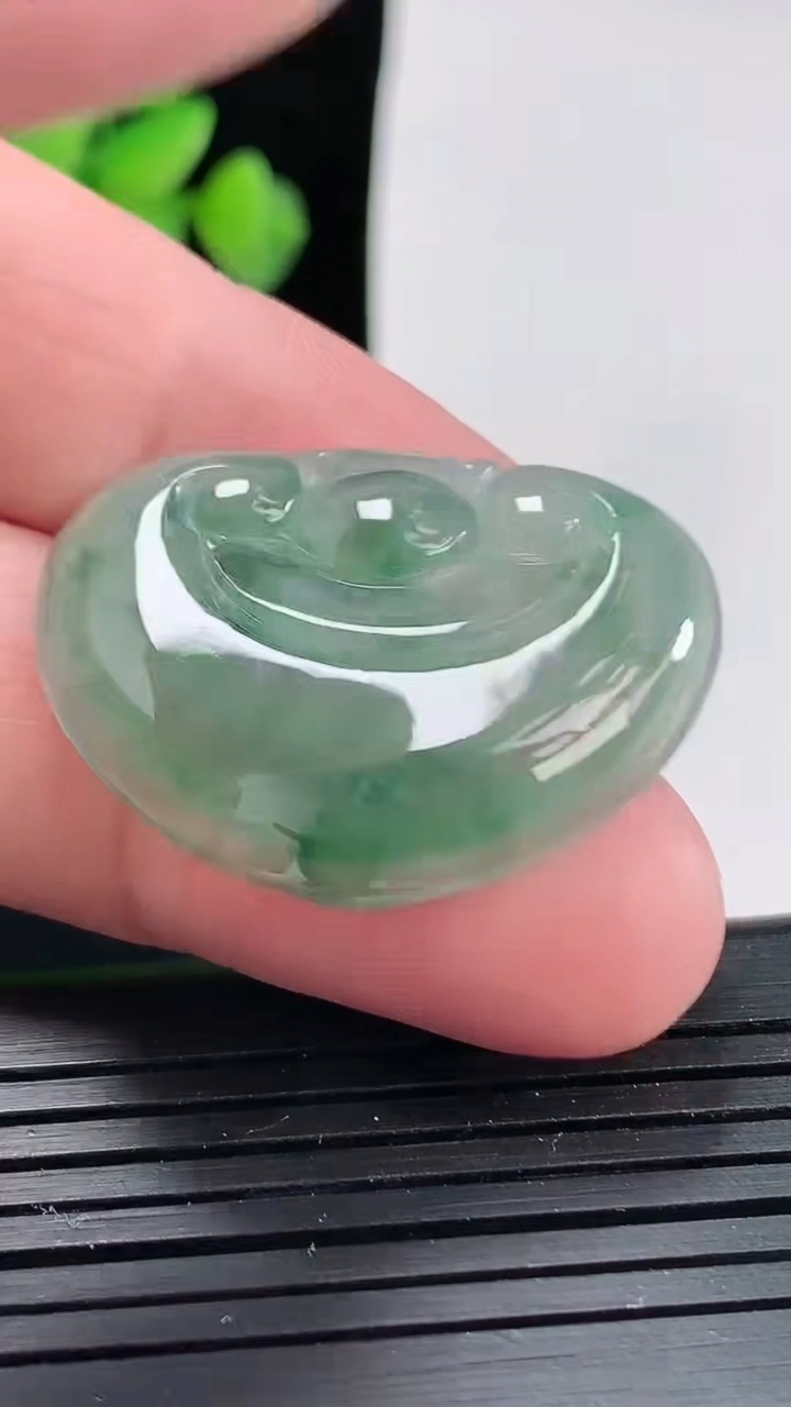 天然A货翡翠飘花如意吊坠，尺寸32.5-25.8-4重:6.25g474
4月24日