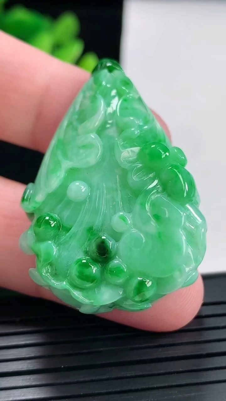 天然A货翡翠白菜吊坠，尺寸44.8-28.5-13.7重:28.08
4月24日171