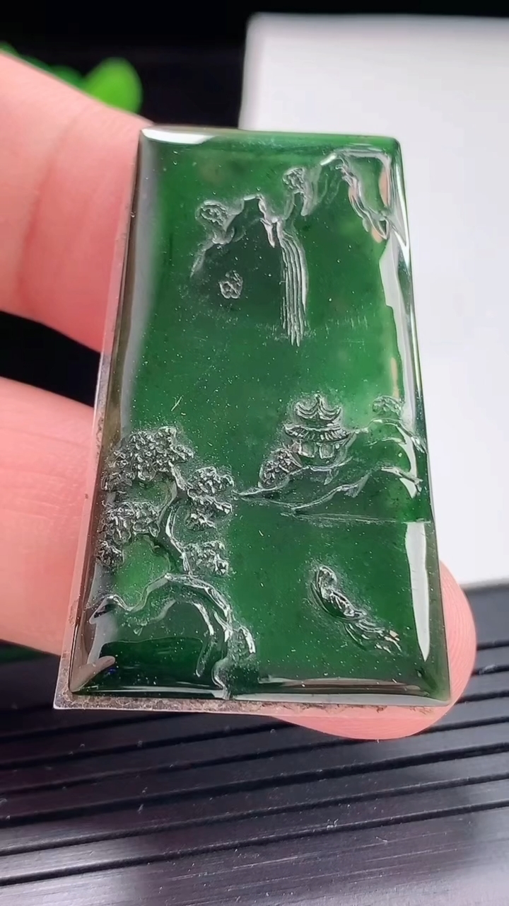 天然A货翡翠山水牌吊坠，尺寸40-25-2.8重:3.97g635
4月24日