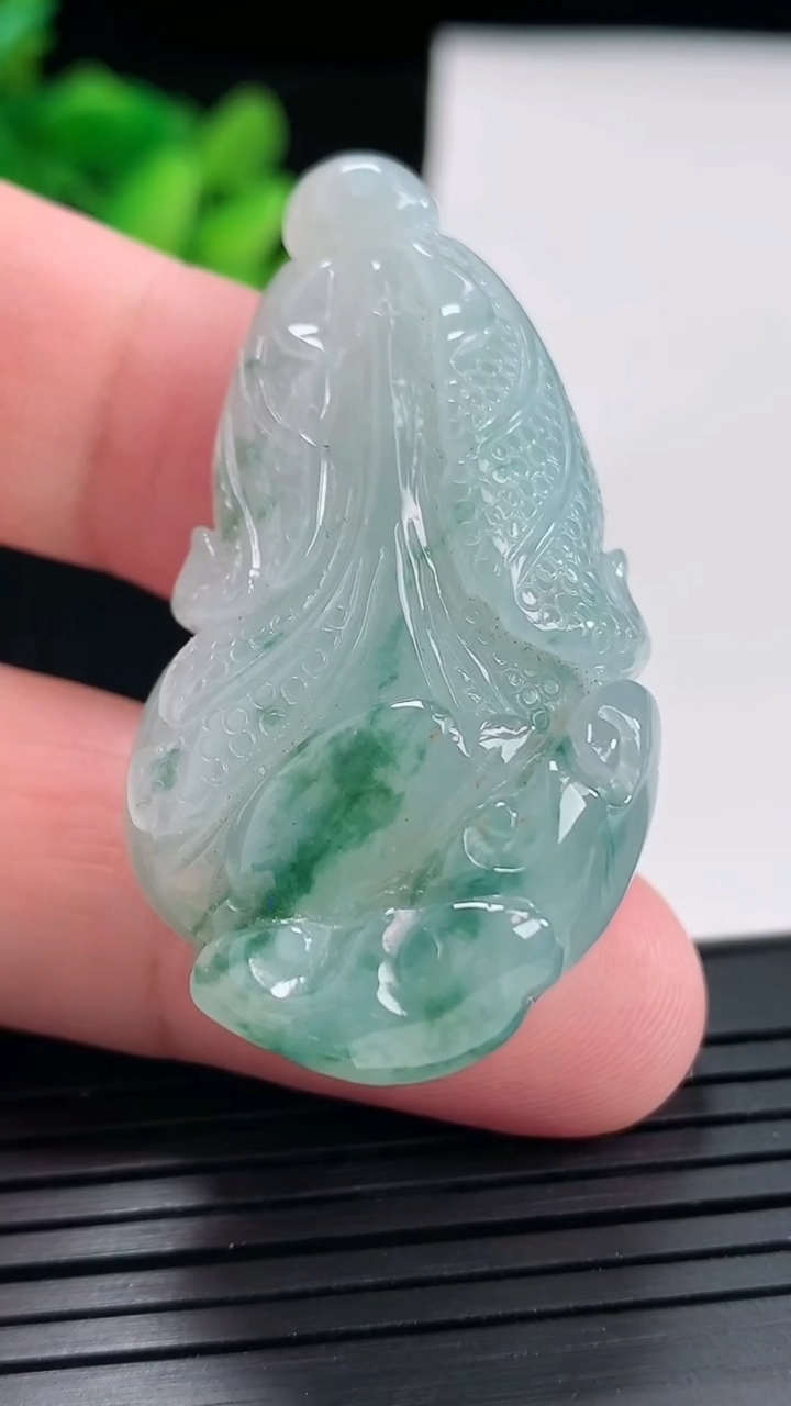 天然A货翡翠飘花白菜吊坠，尺寸46-25-16重:25.40g
4月24日171