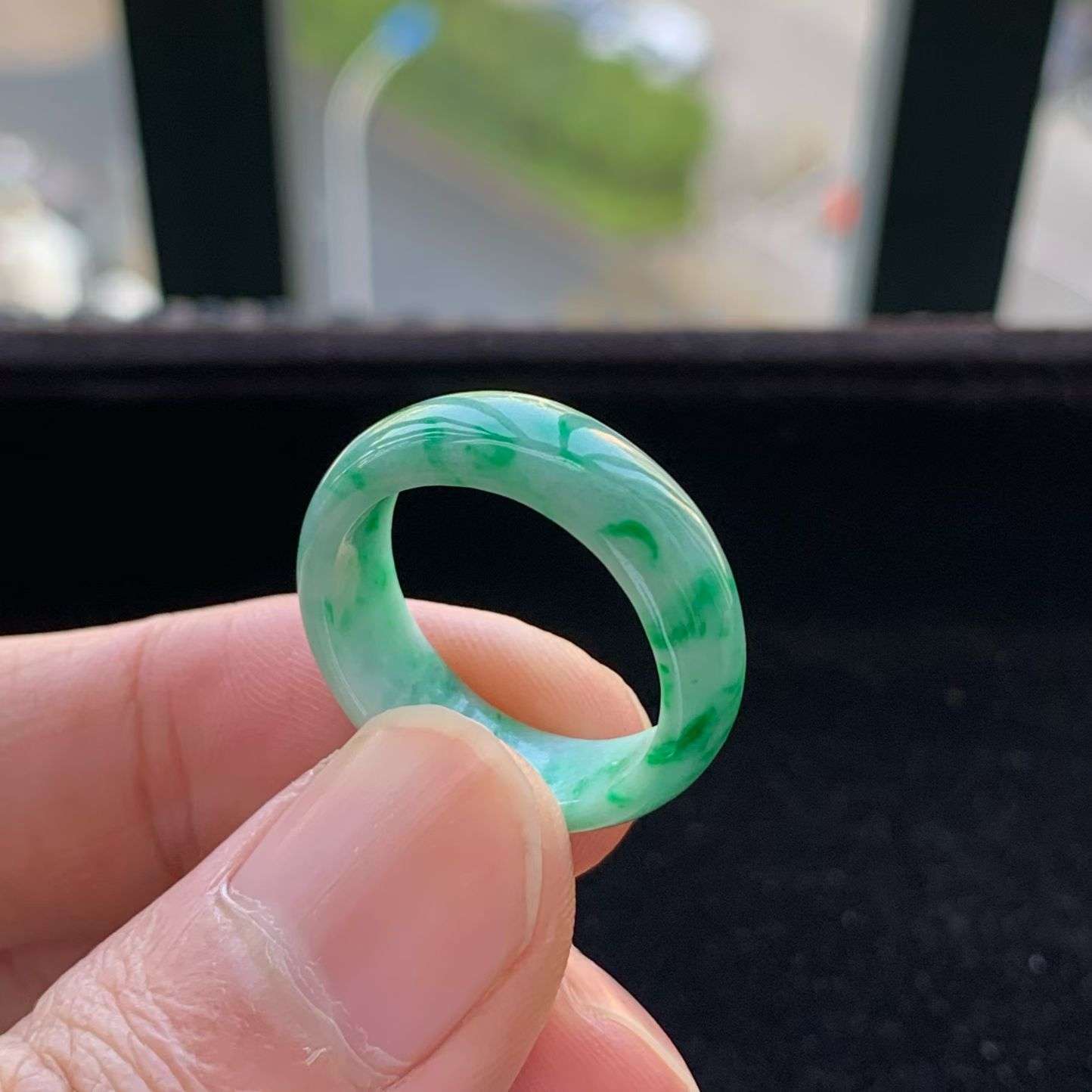 A货天然翡翠冰糯种飘绿戒指18号重量3.61
4月24日