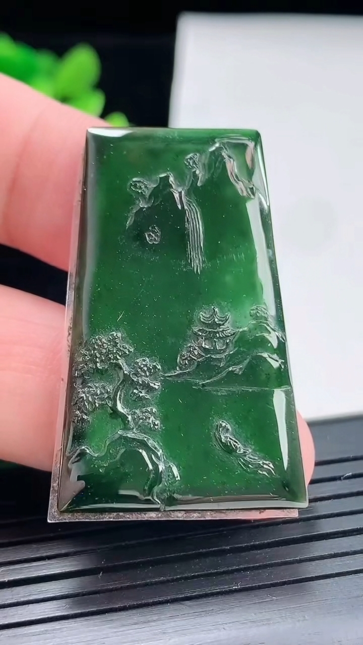 天然A货翡翠山水牌吊坠，尺寸40-25-2.8重:3.97g635
4月24日