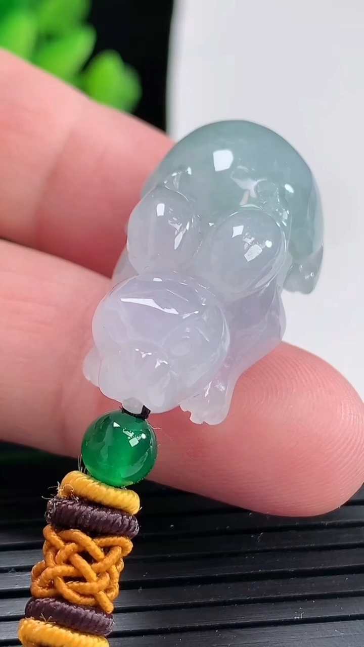 天然A货翡翠生肖兔吊坠，尺寸34.2-19.2-13.3重:14.40g474
4月24日