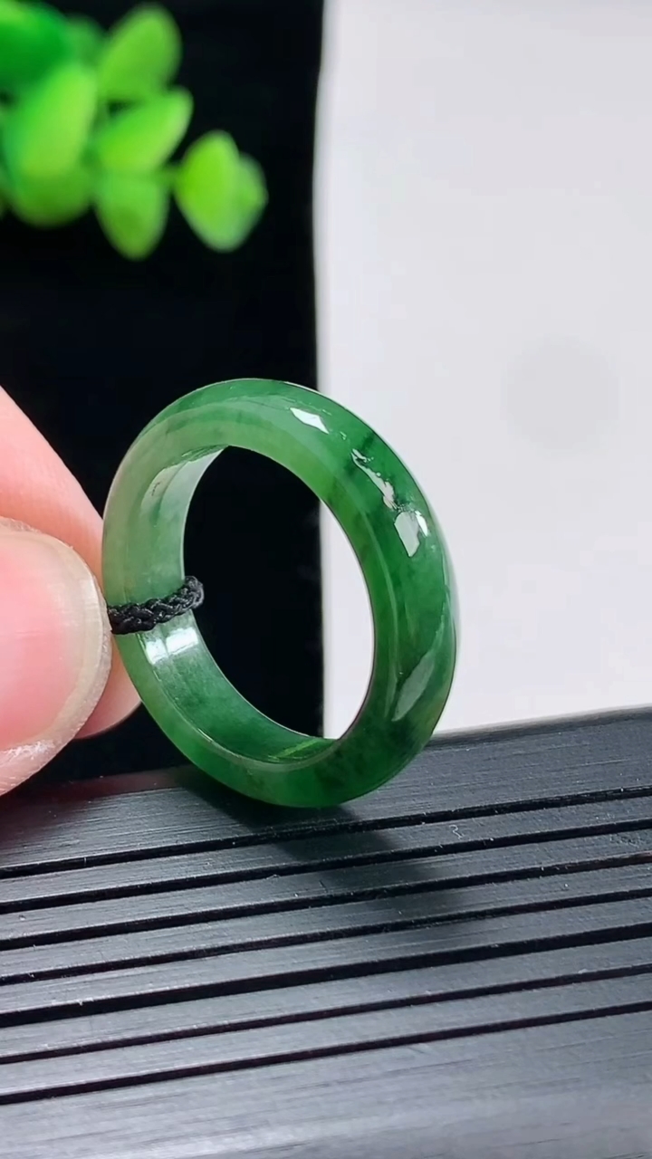天然A货翡翠玉指环 戒指，尺寸19.3-5.7-3.7重:3.88g2982026年4月24日
工厂