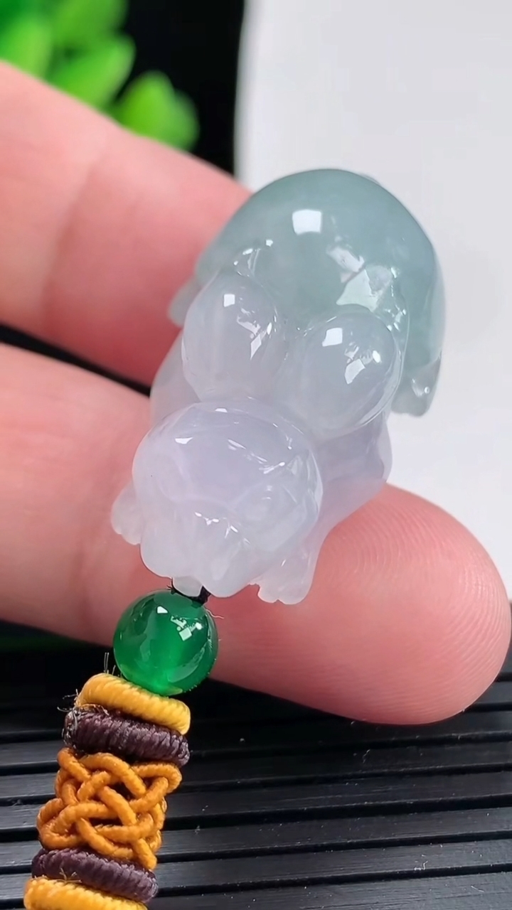 天然A货翡翠生肖兔吊坠，尺寸34.2-19.2-13.3重:14.40g474
4月24日