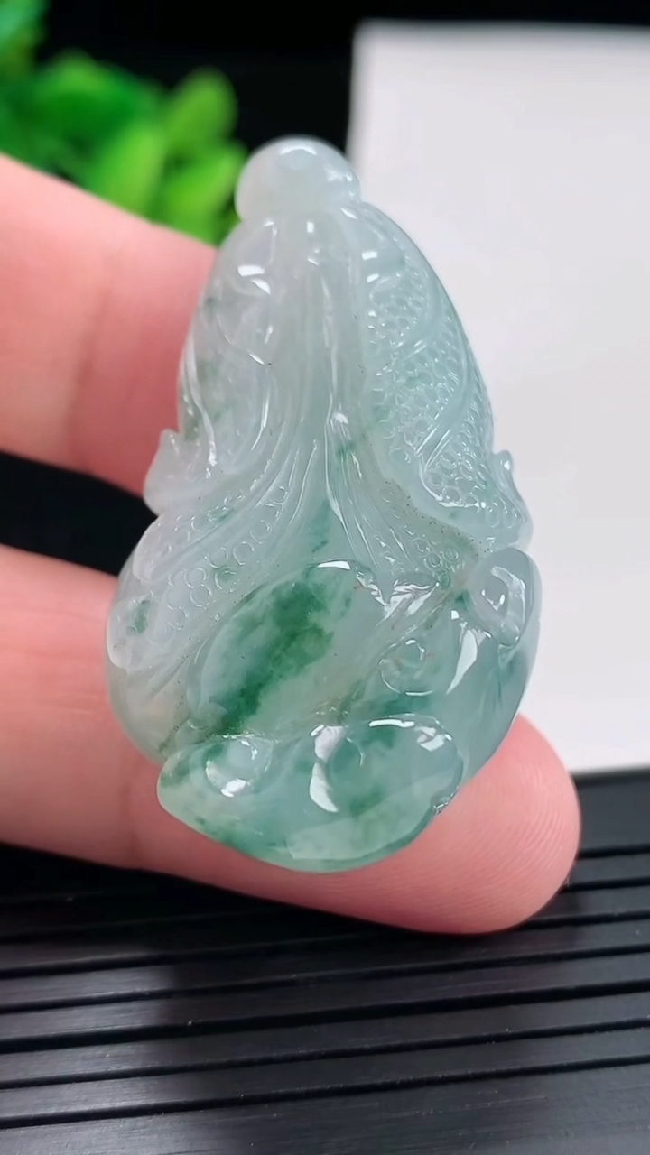 天然A货翡翠飘花白菜吊坠，尺寸46-25-16重:25.40g
4月24日171