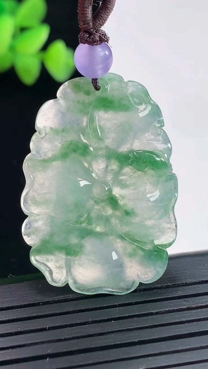 天然A货翡翠冰种飘花和和美美荷叶鱼吊坠，尺寸37-26-4.5重:6.86g635
4月24日