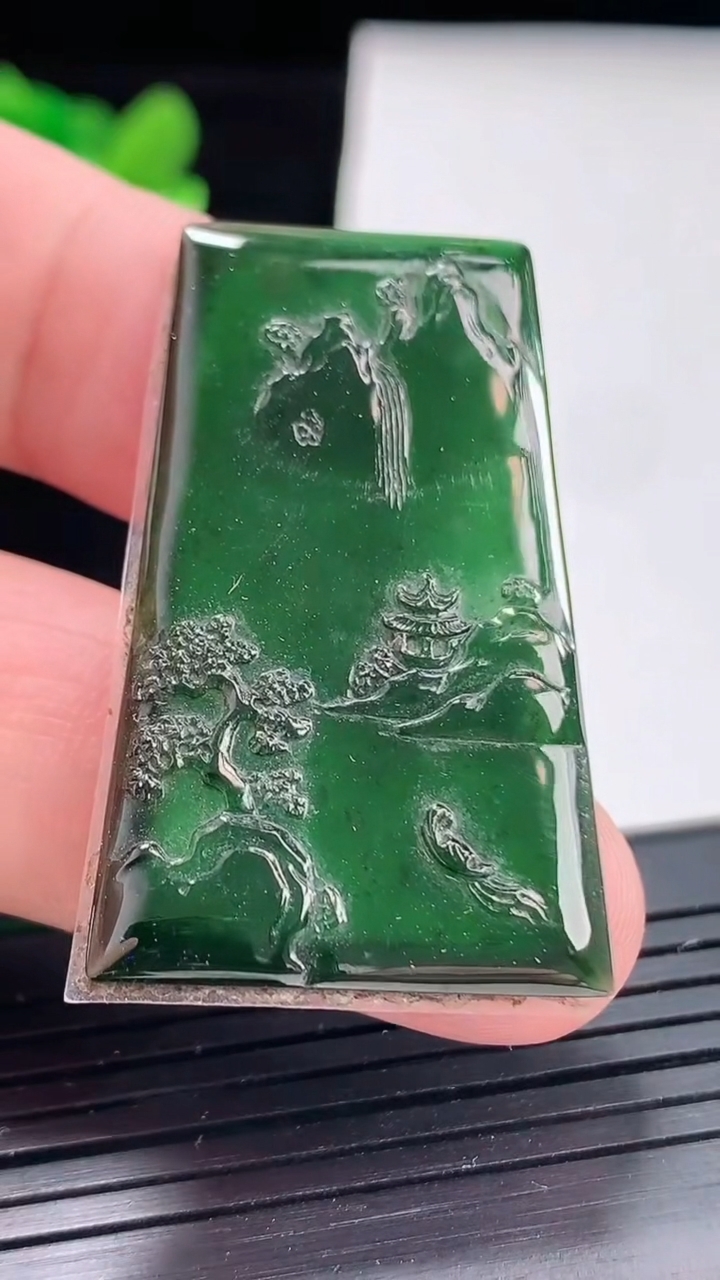 天然A货翡翠山水牌吊坠，尺寸40-25-2.8重:3.97g635
4月24日