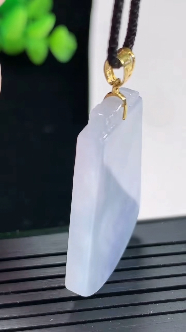 天然A货翡翠18k金春带彩 紫罗兰无事牌吊坠，尺寸37.8-24.6-4.2重:10.18g178
4月24日