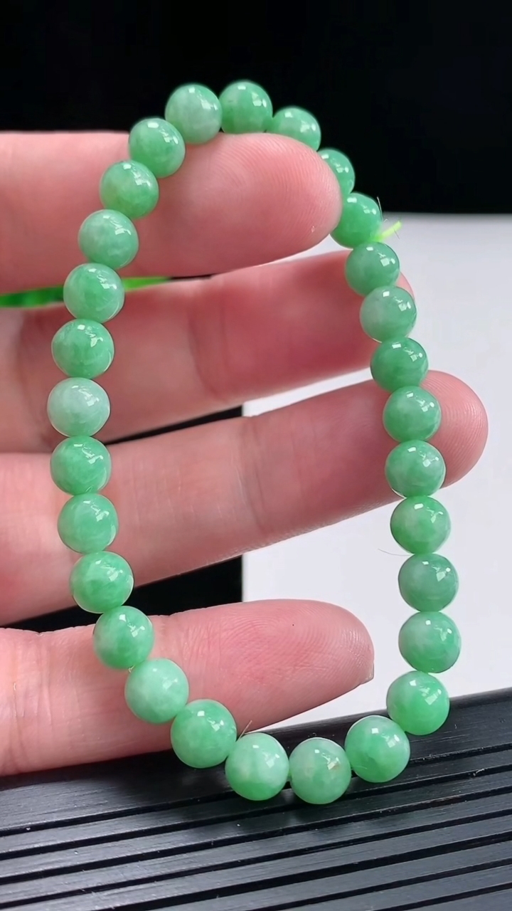 天然A货翡翠圆珠手串，尺寸6.5-29颗重:13.15g7704月24日
工厂直销收藏佳品,种好水足