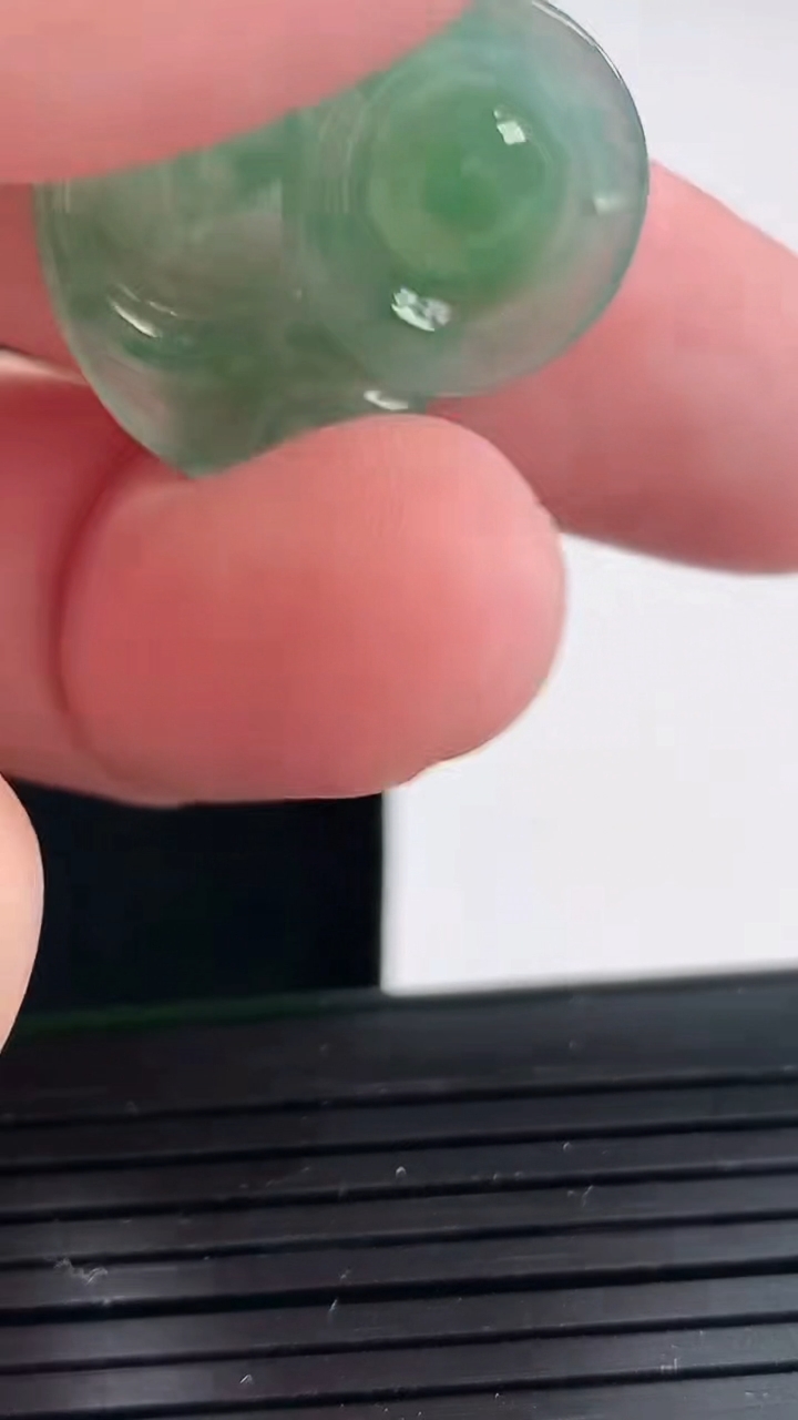 天然A货翡翠佛公吊坠，尺寸23.8-24.5-5.9重:4.48g99
4月24日