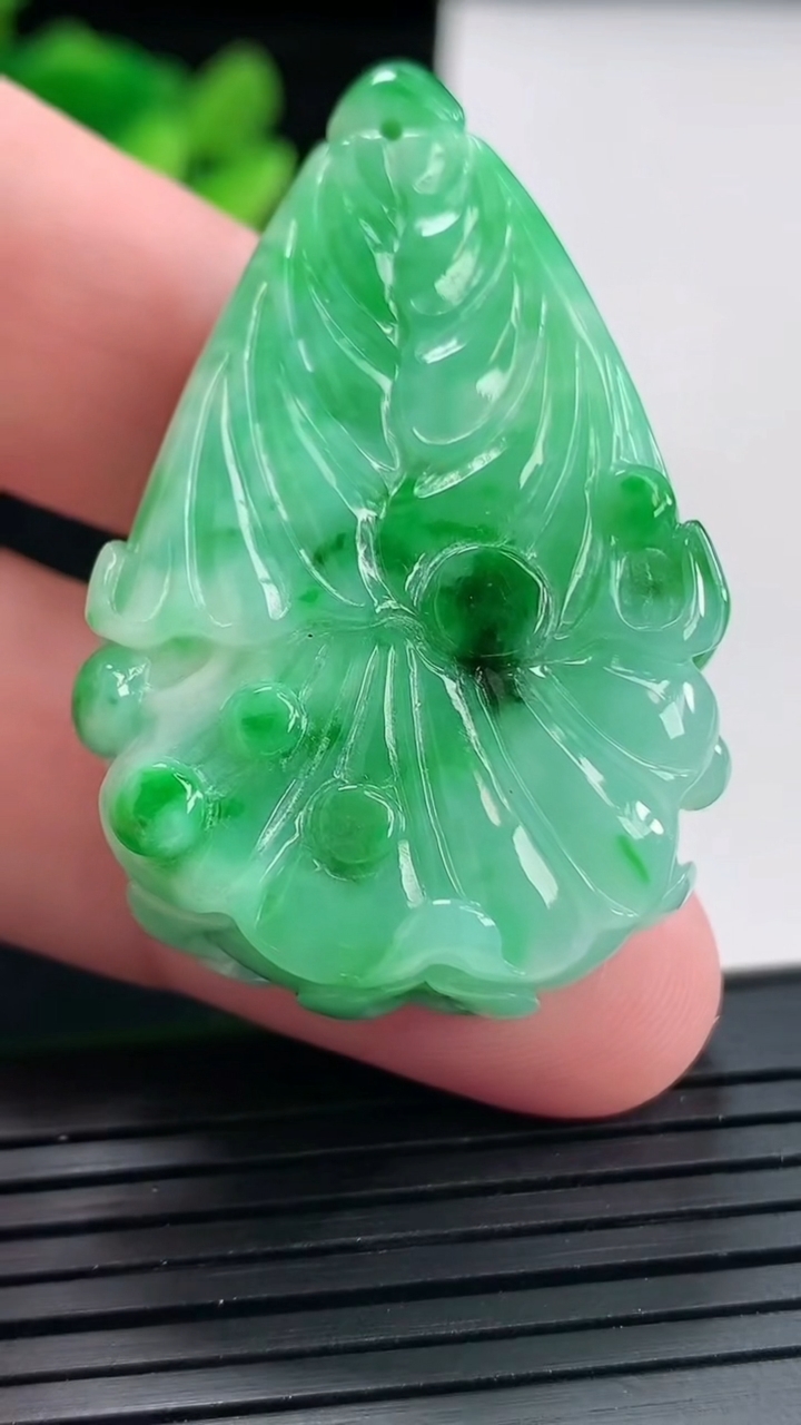 天然A货翡翠白菜吊坠，尺寸44.8-28.5-13.7重:28.08
4月24日171