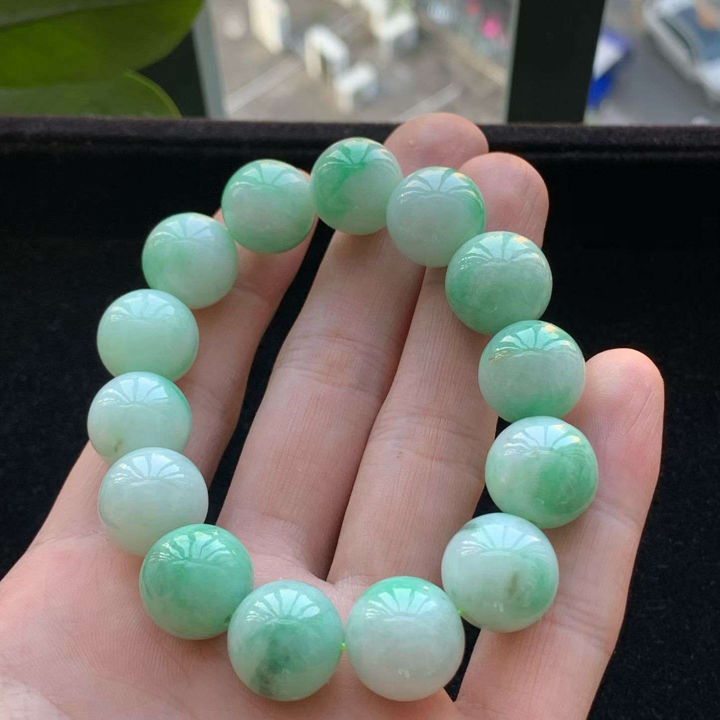 A货天然翡翠冰糯种飘绿手串16颗重量80.40
4月24日