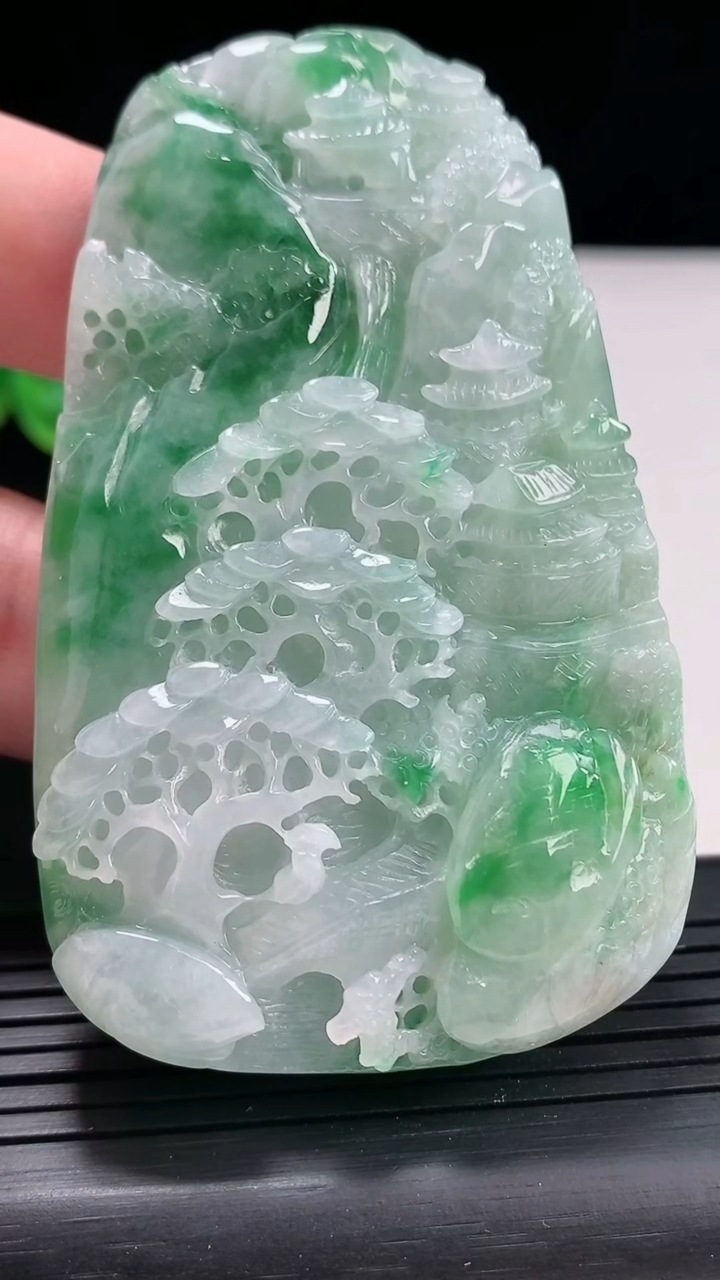 天然A货翡翠山水牌吊坠，尺寸76-46.5-13.2重:86.05g99
4月24日