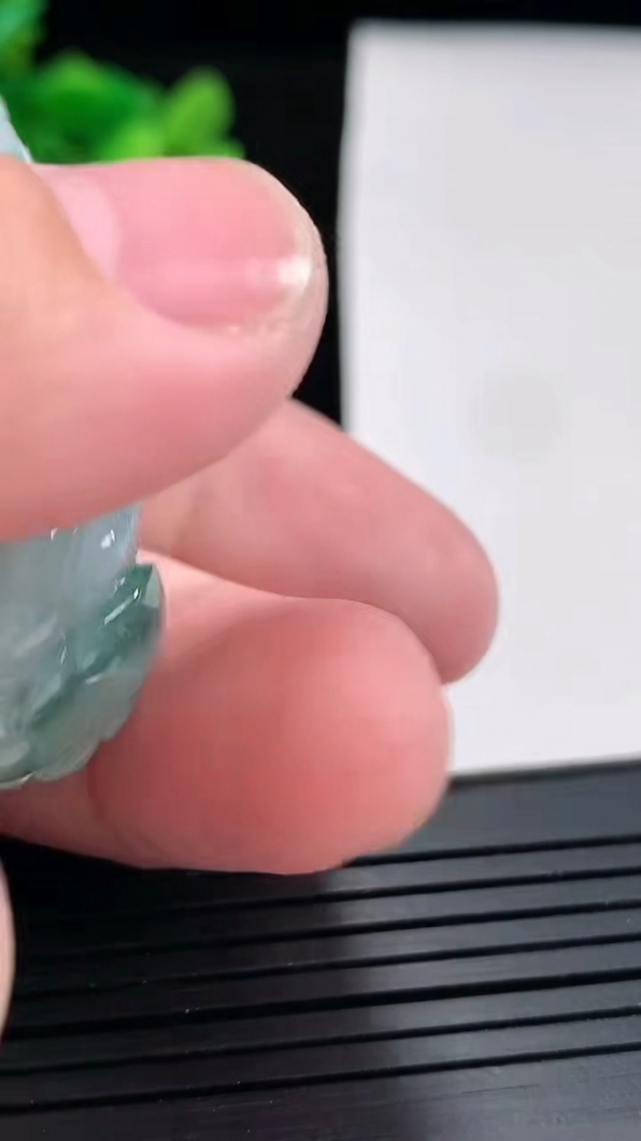 天然A货翡翠飘花白菜吊坠，尺寸46-25-16重:25.40g
4月24日171