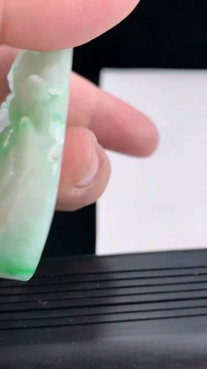 天然A货翡翠山水牌吊坠，尺寸76-46.5-13.2重:86.05g99
4月24日