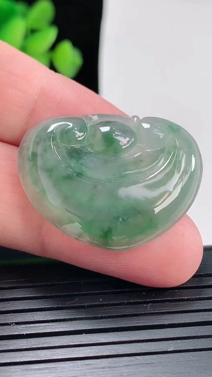 天然A货翡翠飘花如意吊坠，尺寸32.5-25.8-4重:6.25g474
4月24日