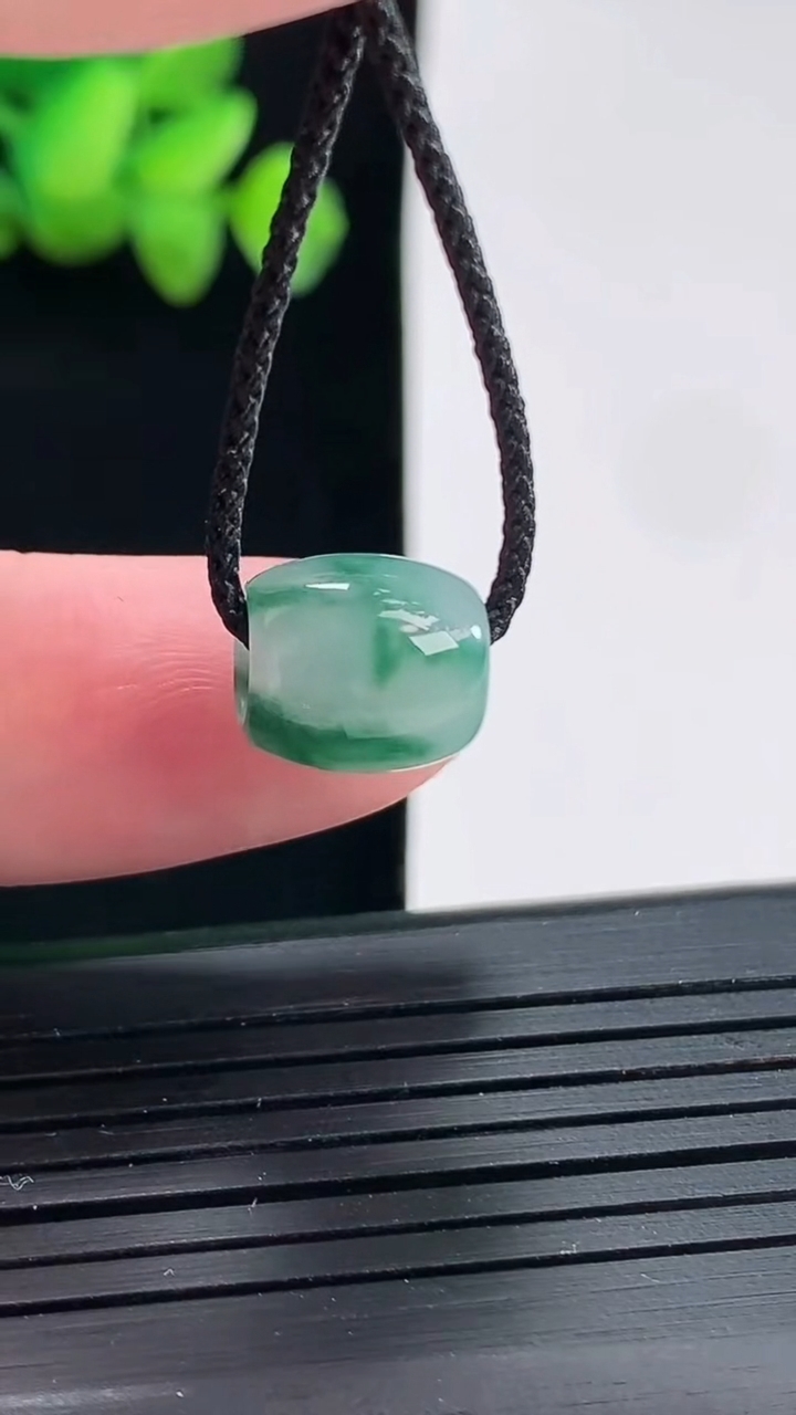 天然A货翡翠飘花路路通吊坠，尺寸10.4-9.6-2.5重:1.33
4月24日637