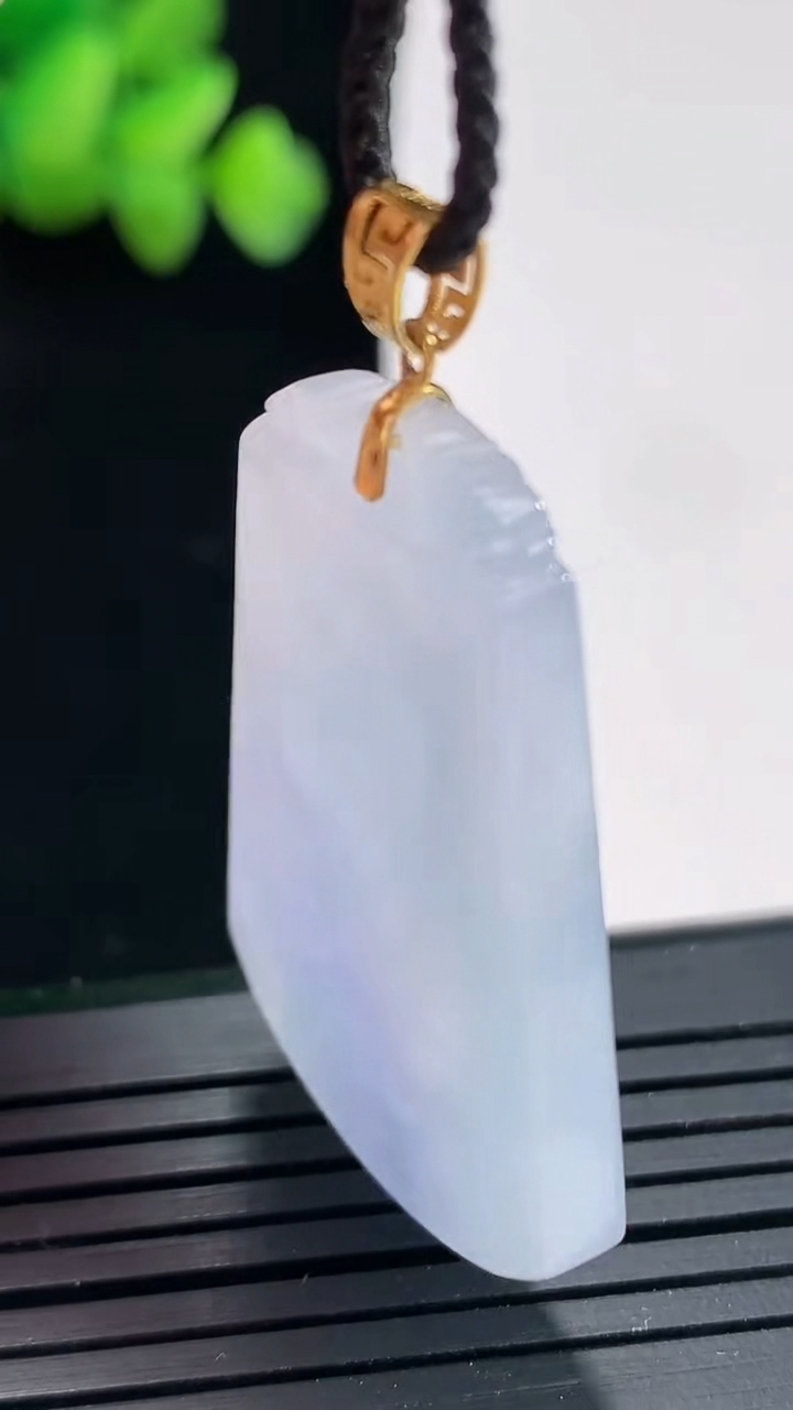 天然A货翡翠18k金春带彩 紫罗兰无事牌吊坠，尺寸37.8-24.6-4.2重:10.18g178
4月24日