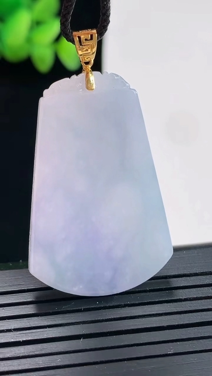 天然A货翡翠18k金春带彩 紫罗兰无事牌吊坠，尺寸37.8-24.6-4.2重:10.18g178
4月24日