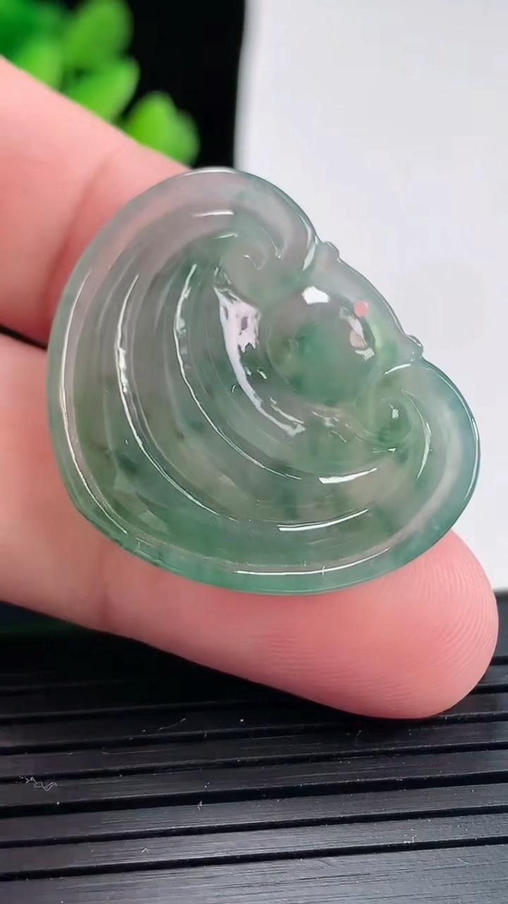 天然A货翡翠飘花如意吊坠，尺寸32.5-25.8-4重:6.25g474
4月24日