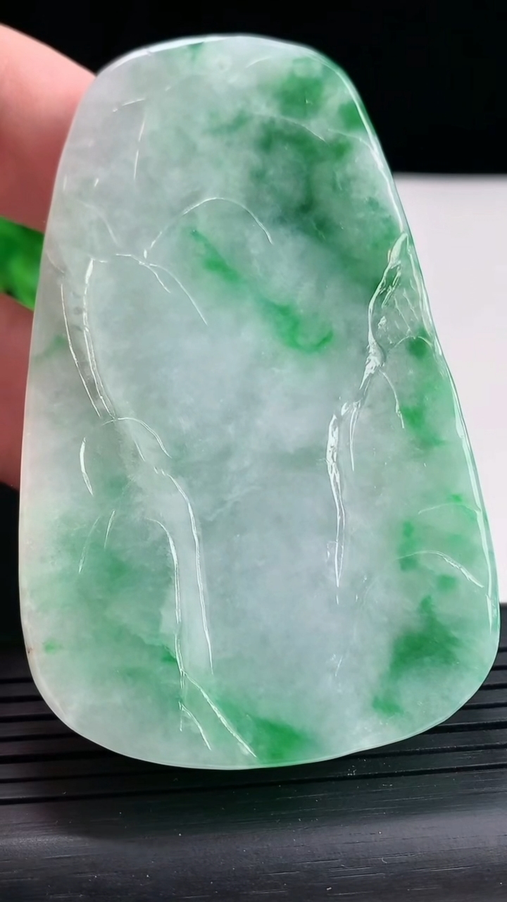 天然A货翡翠山水牌吊坠，尺寸76-46.5-13.2重:86.05g99
4月24日