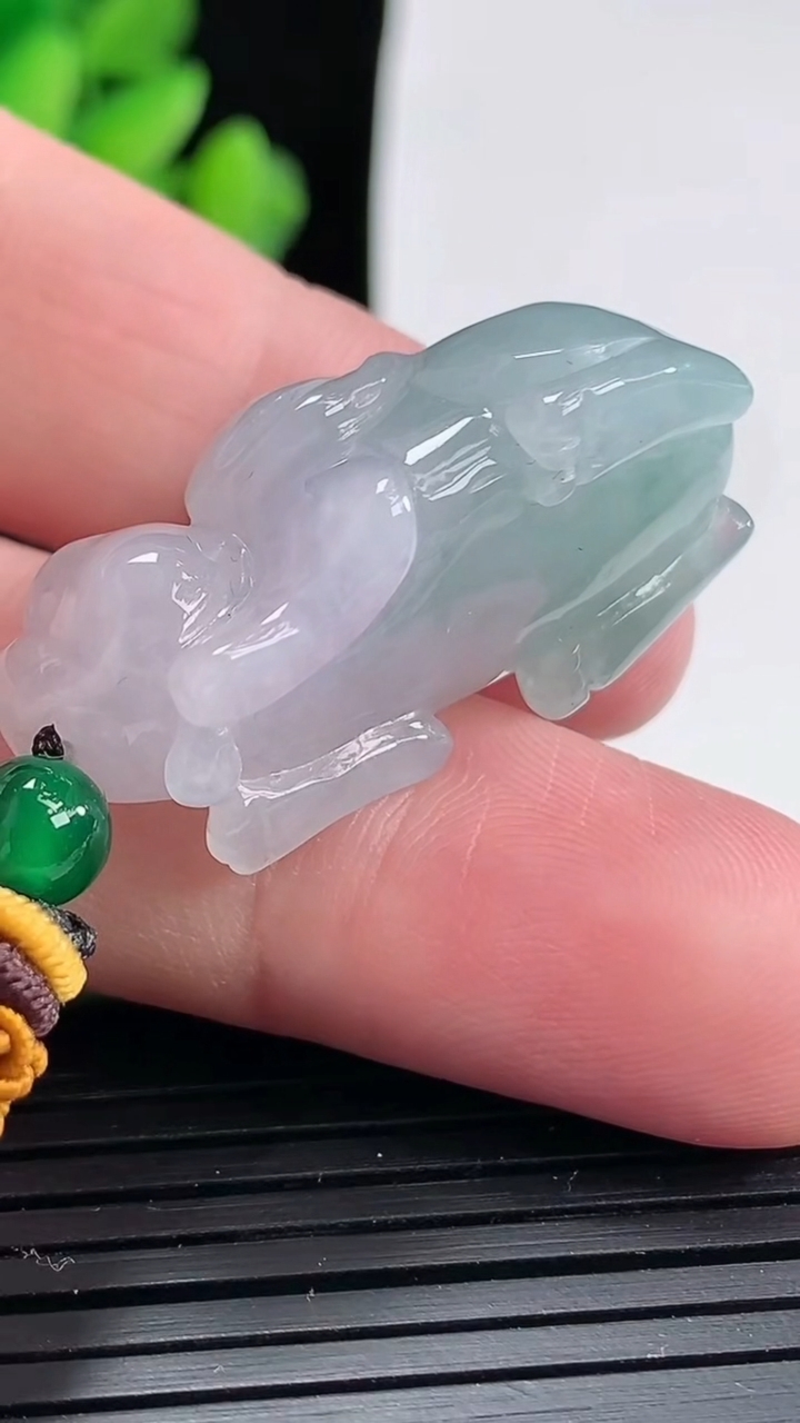 天然A货翡翠生肖兔吊坠，尺寸34.2-19.2-13.3重:14.40g474
4月24日