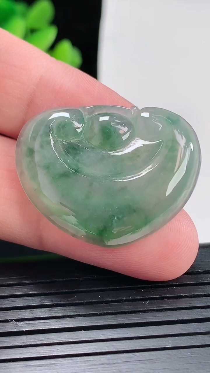 天然A货翡翠飘花如意吊坠，尺寸32.5-25.8-4重:6.25g474
4月24日