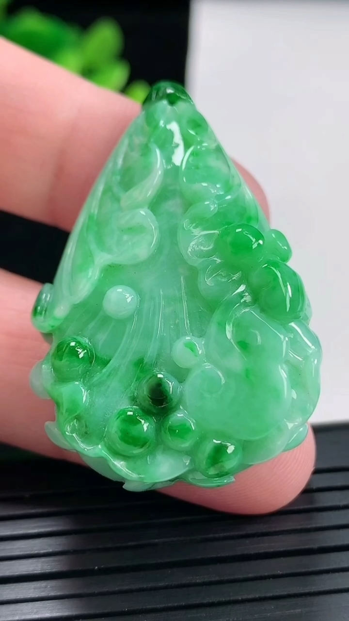 天然A货翡翠白菜吊坠，尺寸44.8-28.5-13.7重:28.08
4月24日171