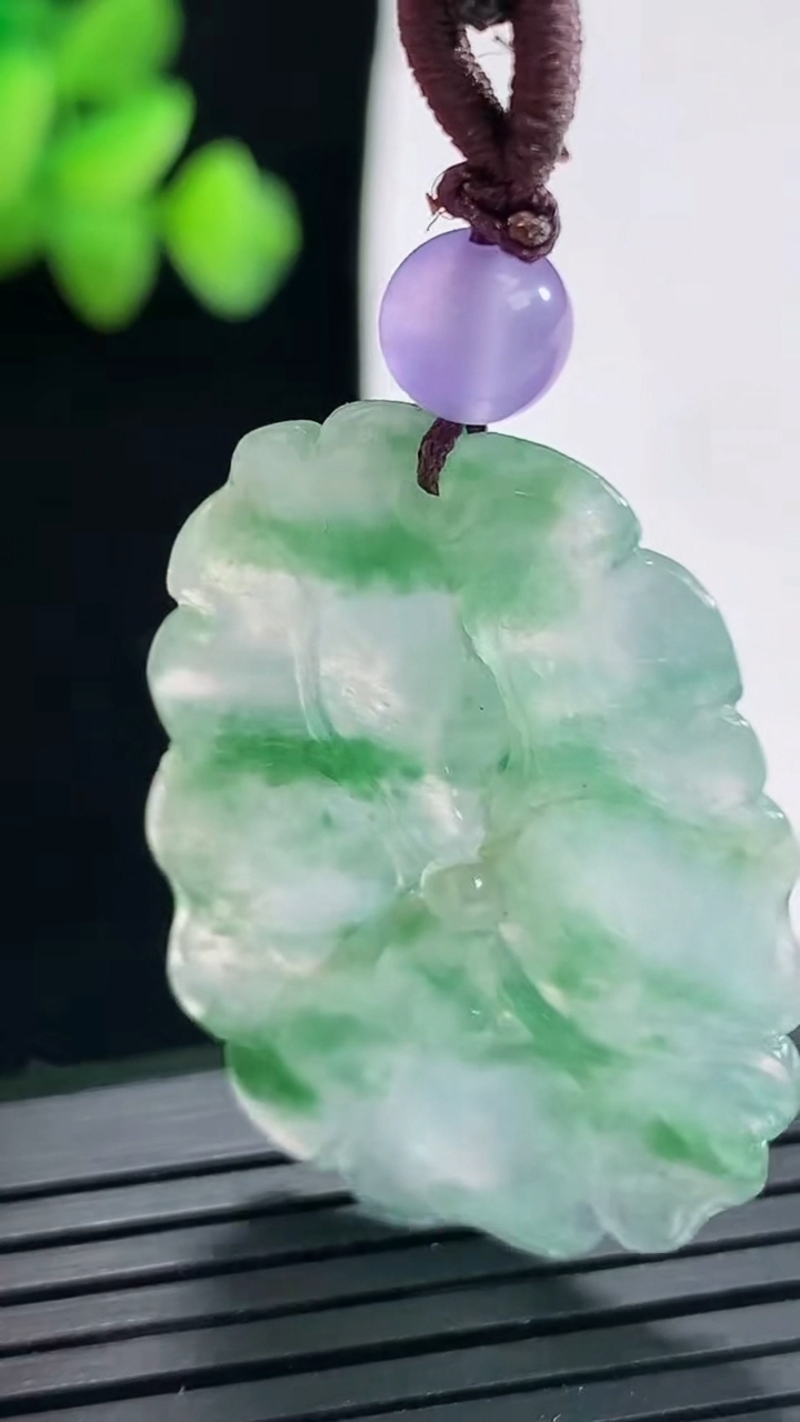 天然A货翡翠冰种飘花和和美美荷叶鱼吊坠，尺寸37-26-4.5重:6.86g635
4月24日