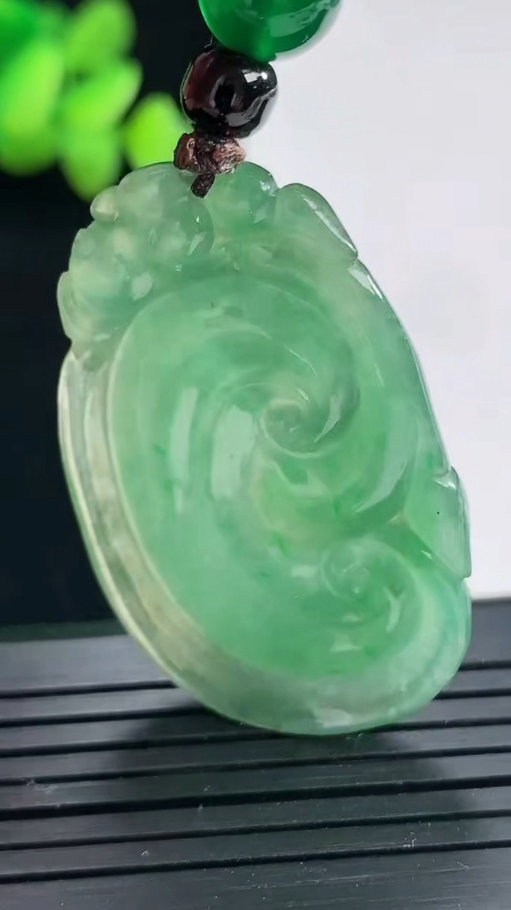 天然A货翡翠如意吊坠，尺寸42.1-26-5.5重:9.88g474
4月24日