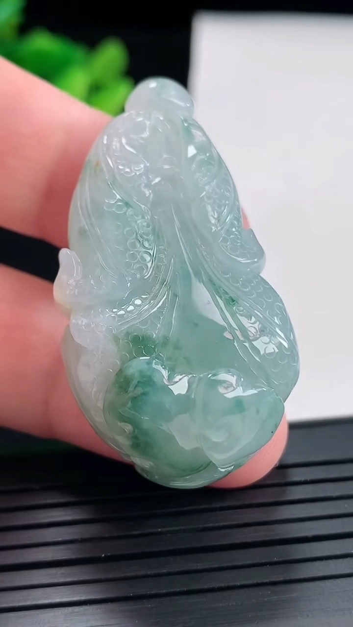 天然A货翡翠飘花白菜吊坠，尺寸46-25-16重:25.40g
4月24日171